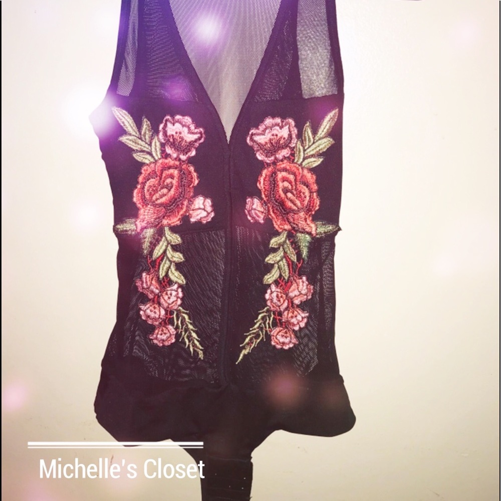 This shirt it wears inside jeans or etc ..